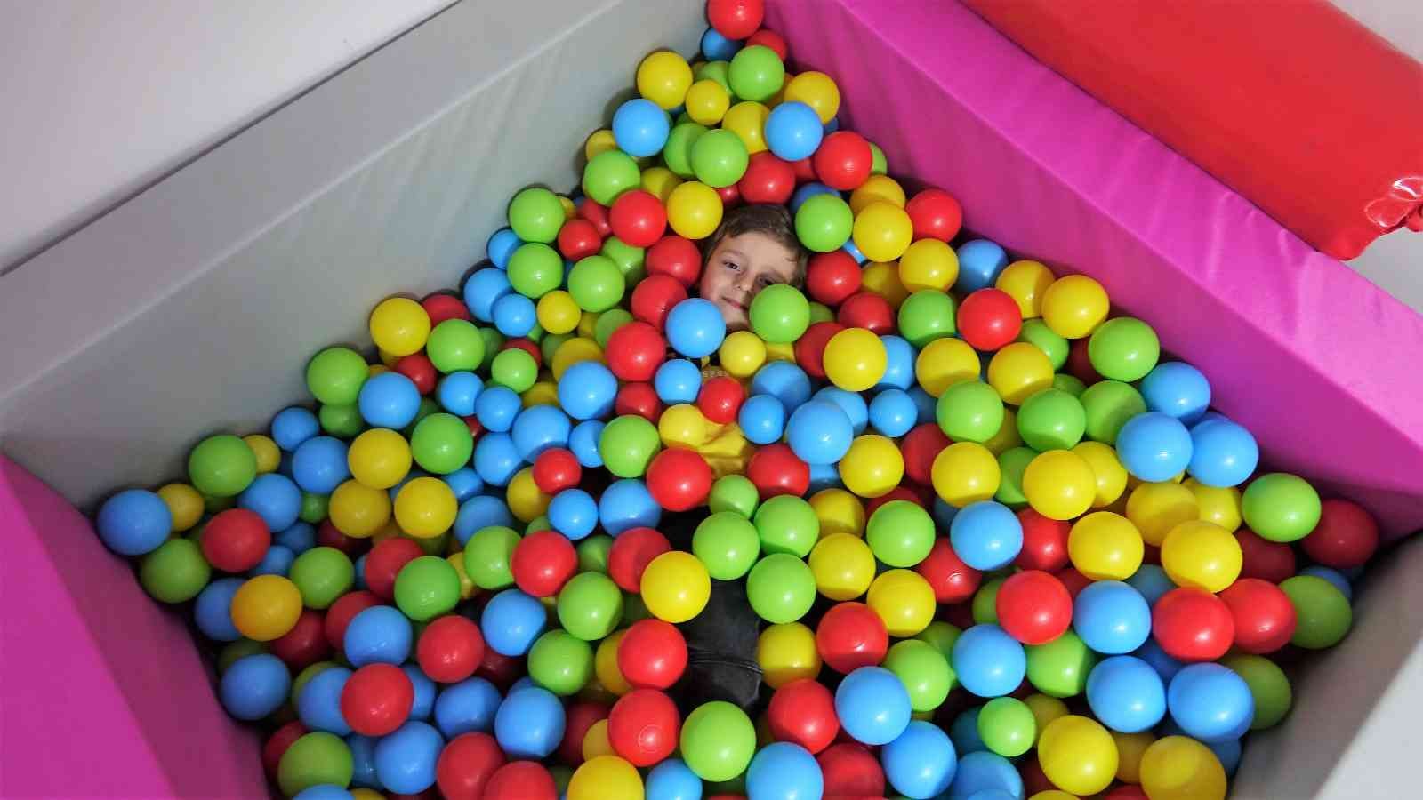 Oğlunun özgürce koşabilmesi için 2 bin 500 kilometre yol geldi KOCAELİ (İHA) – Almanya’da yaşayan Filiz Aksoy, ’ataksi’ teşhisi konulan, kaldırımdan kendi başına çıkamayan, bayır aşağıya kendi başına inemeyen ...