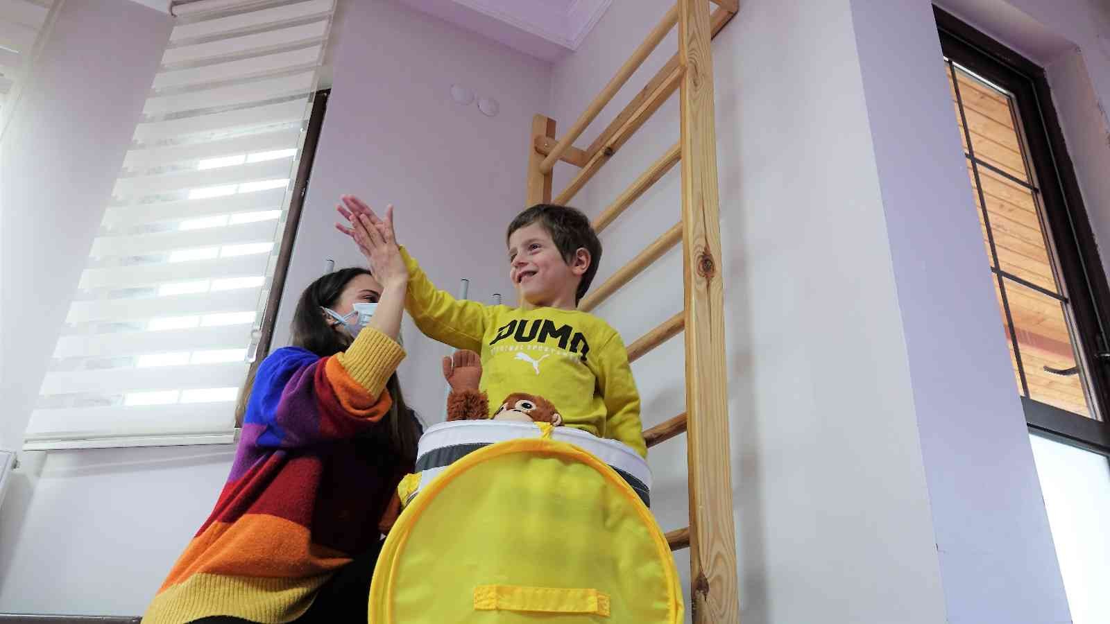 Oğlunun özgürce koşabilmesi için 2 bin 500 kilometre yol geldi KOCAELİ (İHA) – Almanya’da yaşayan Filiz Aksoy, ’ataksi’ teşhisi konulan, kaldırımdan kendi başına çıkamayan, bayır aşağıya kendi başına inemeyen ...