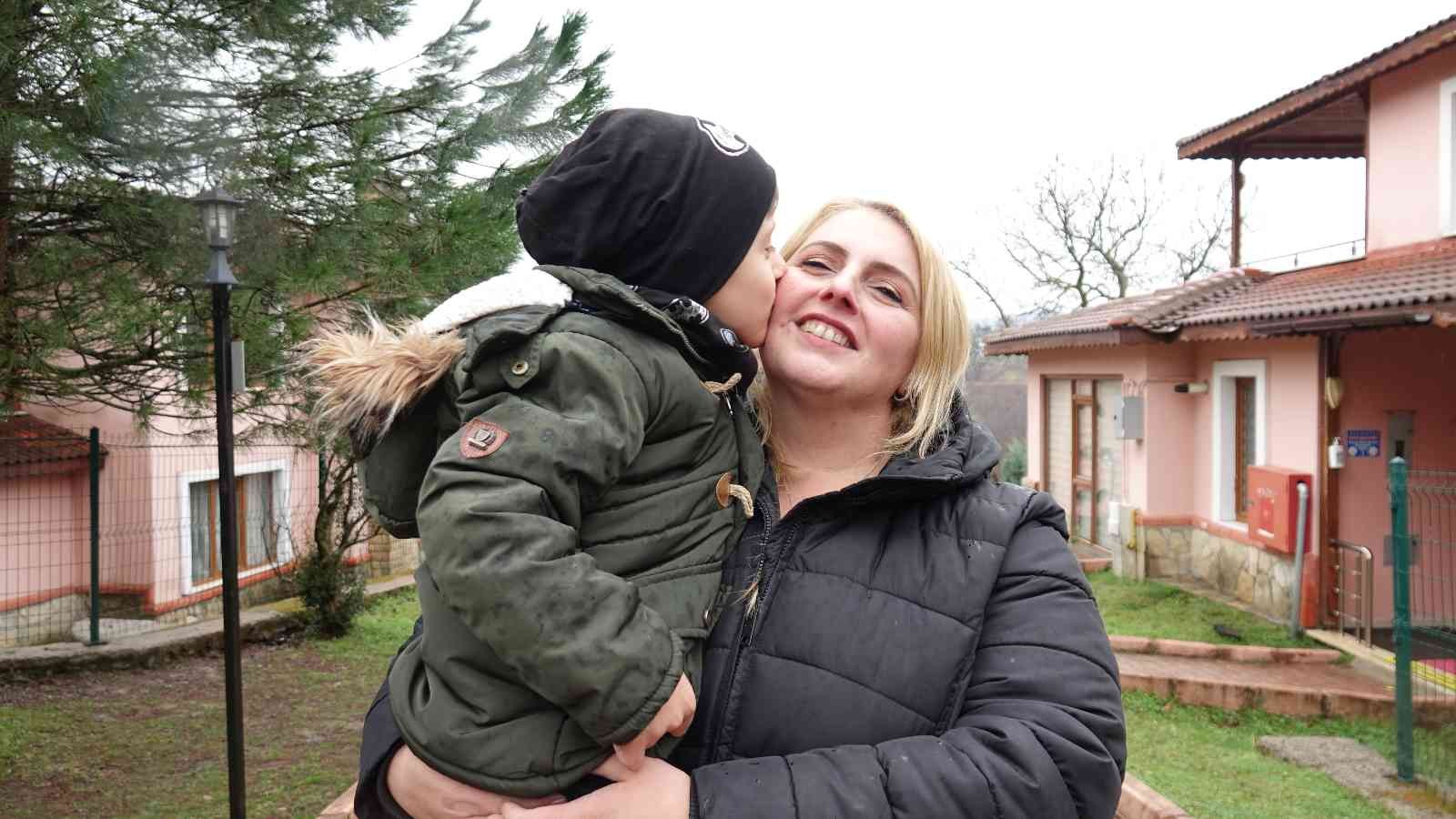 Oğlunun özgürce koşabilmesi için 2 bin 500 kilometre yol geldi KOCAELİ (İHA) – Almanya’da yaşayan Filiz Aksoy, ’ataksi’ teşhisi konulan, kaldırımdan kendi başına çıkamayan, bayır aşağıya kendi başına inemeyen ...