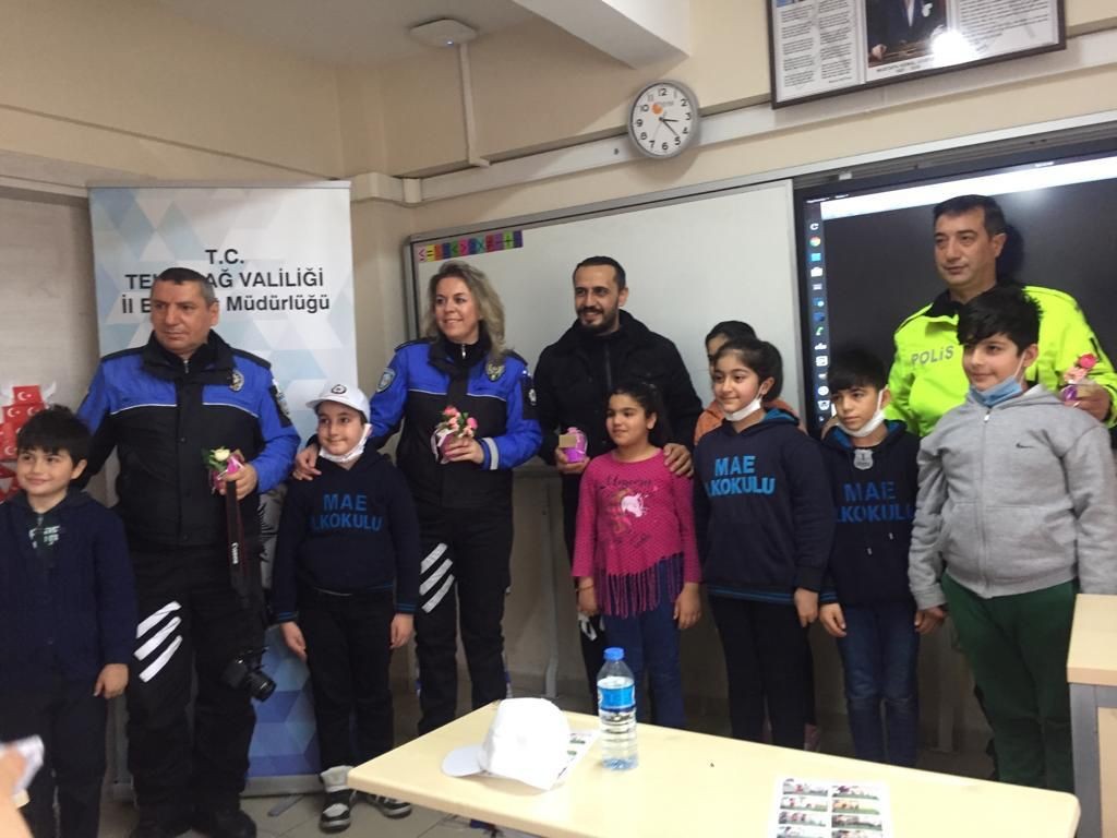 Öğrencilere polislik mesleği anlatıldı Tekirdağ Emniyeti, öğrencilere yönelik polislik mesleğinin tanıtımına ilişkin eğitim gerçekleştirdi. Tekirdağ İl Emniyet Müdürlüğü görevlileri ...