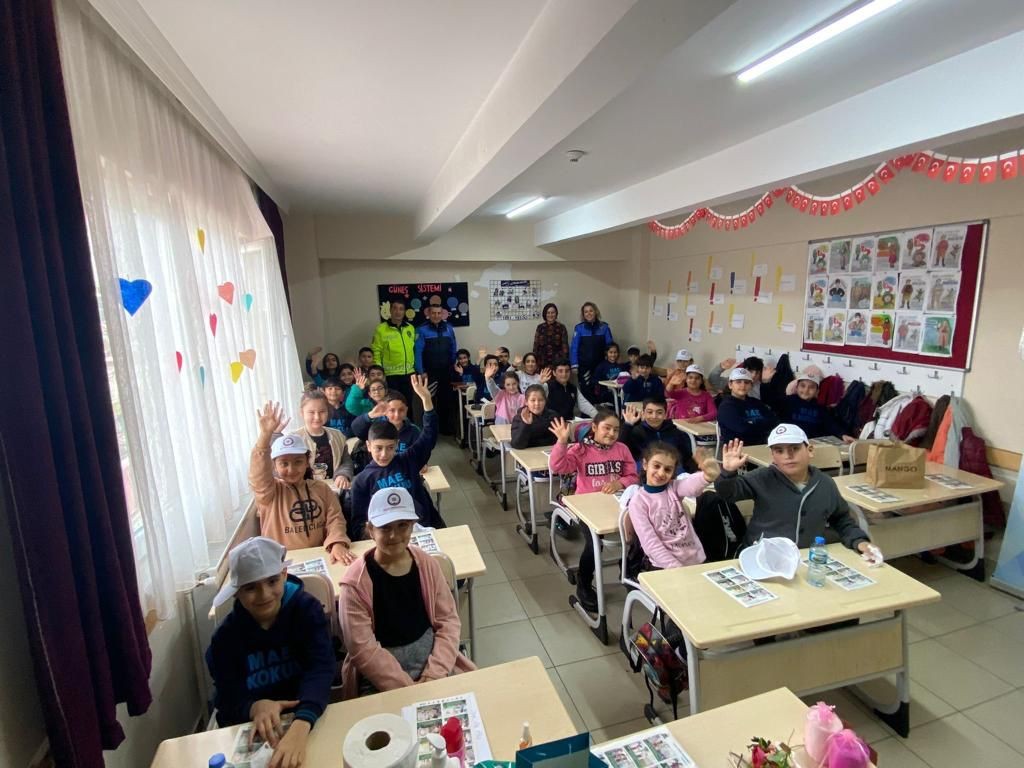 Öğrencilere polislik mesleği anlatıldı Tekirdağ Emniyeti, öğrencilere yönelik polislik mesleğinin tanıtımına ilişkin eğitim gerçekleştirdi. Tekirdağ İl Emniyet Müdürlüğü görevlileri ...