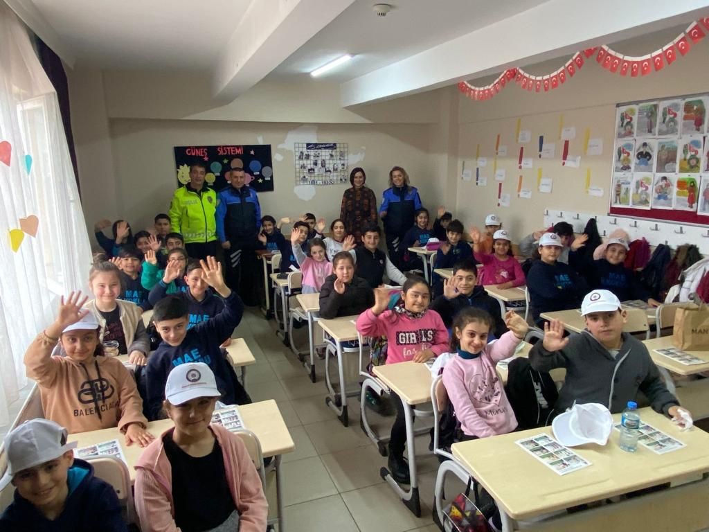 Öğrencilere polislik mesleği anlatıldı Tekirdağ Emniyeti, öğrencilere yönelik polislik mesleğinin tanıtımına ilişkin eğitim gerçekleştirdi. Tekirdağ İl Emniyet Müdürlüğü görevlileri ...