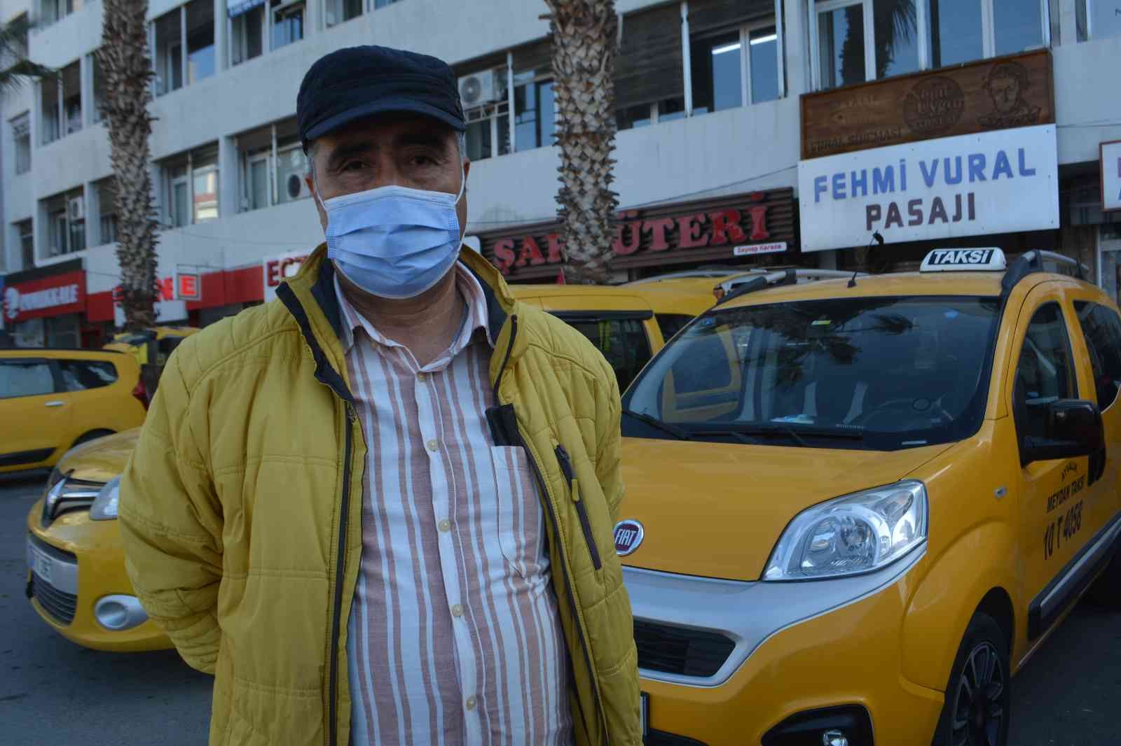 Öldürülen taksici son yolculuğuna uğurlandı Balıkesir’in Ayvalık ilçesinde taksicilik yaparken, aracına binen bir yolcusu tarafından öldürülen Atilla Bağçeci’nin cenazesi gözyaşları içinde ...