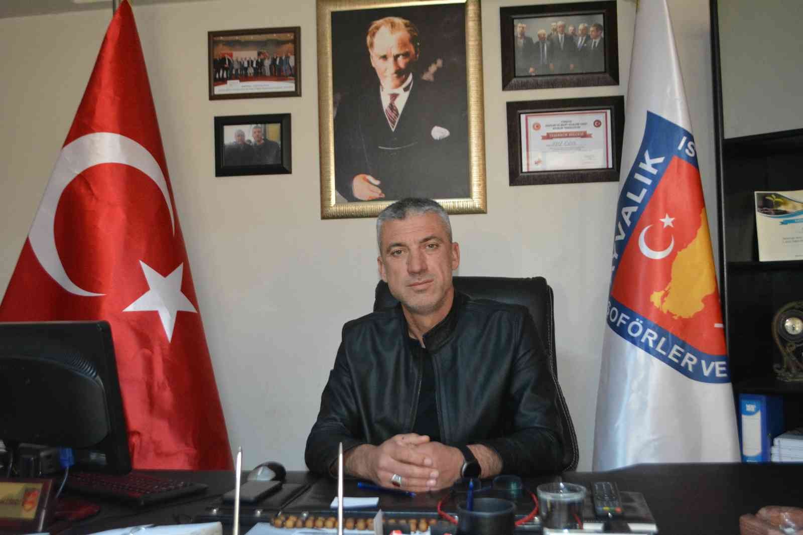 Öldürülen taksici son yolculuğuna uğurlandı Balıkesir’in Ayvalık ilçesinde taksicilik yaparken, aracına binen bir yolcusu tarafından öldürülen Atilla Bağçeci’nin cenazesi gözyaşları içinde ...