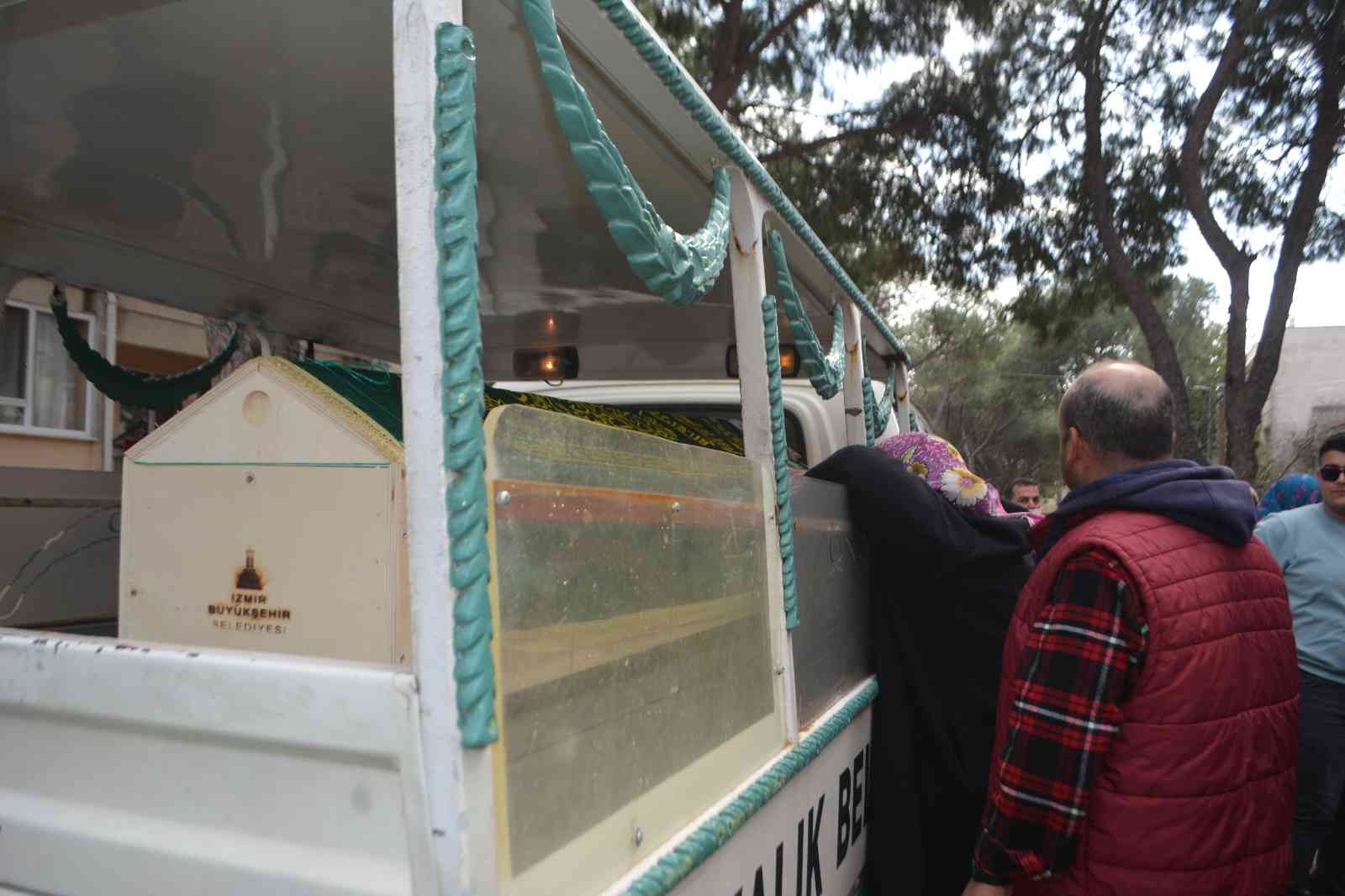 Öldürülen taksici son yolculuğuna uğurlandı Balıkesir’in Ayvalık ilçesinde taksicilik yaparken, aracına binen bir yolcusu tarafından öldürülen Atilla Bağçeci’nin cenazesi gözyaşları içinde ...