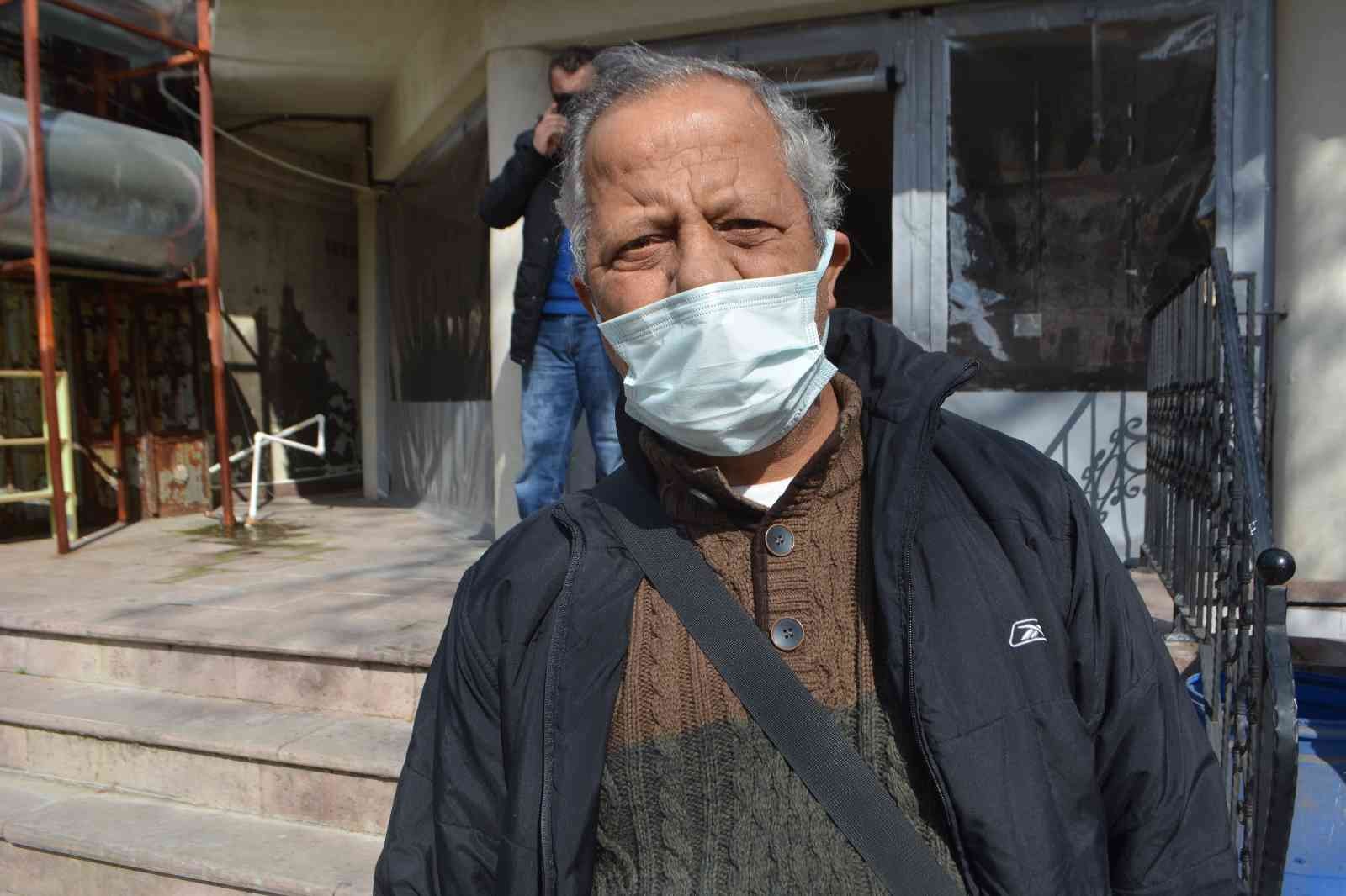 Öldürülen taksici son yolculuğuna uğurlandı Balıkesir’in Ayvalık ilçesinde taksicilik yaparken, aracına binen bir yolcusu tarafından öldürülen Atilla Bağçeci’nin cenazesi gözyaşları içinde ...