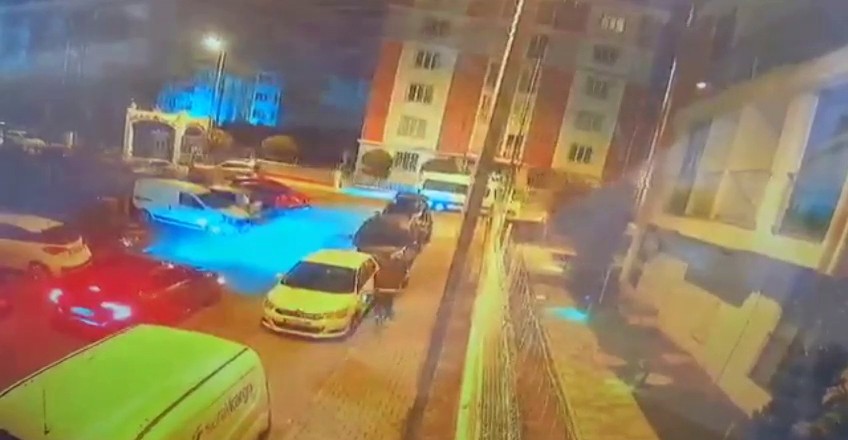 Önce anahtarı sonra otomobili çaldılar: O anlar kamerada İstanbul Güngören’de hırsızlar girdikleri evlerden önce kontak anahtarını ardından park halindeki araçları çaldı. Hırsızların çaldıkları ...