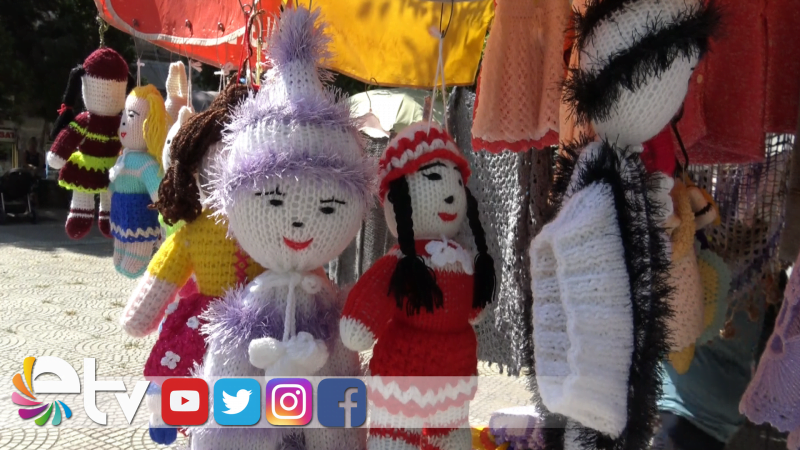 ÖRGÜ ÖREREK EV EKONOMİSİNE KATKIDA BULUNUYORLAR