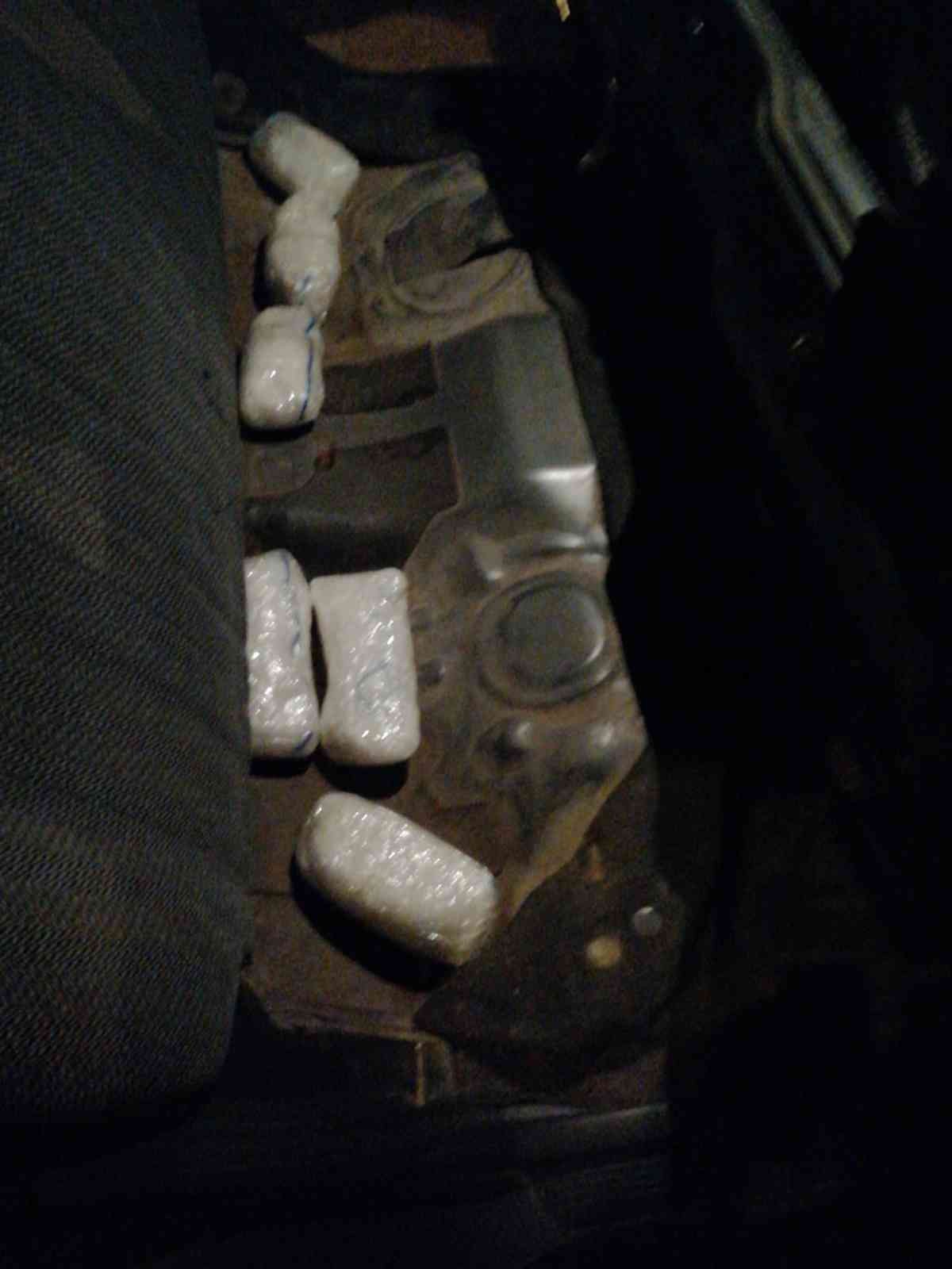 Osman Gazi Köprüsü’ndeki uyuşturucu operasyonunda 1 kişi tutuklandı Osmangazi Köprüsü gişelerinde 3 kilo 670 gram metamfetamin ele geçirilen operasyonda bir kişi tutuklandı, 2 kişi de adli kontrolle serbest ...