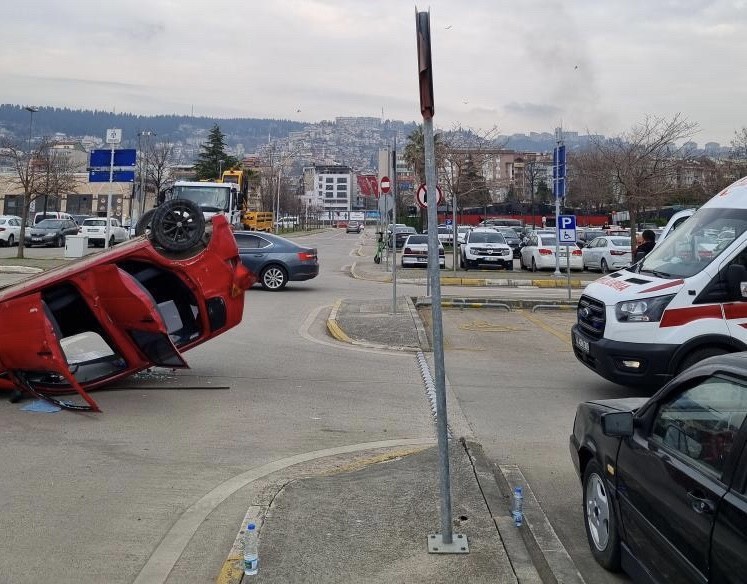 Otoparkta kazaya karışan otomobil takla attı Kocaeli’de sahil kenarındaki otoparkta iki otomobilin çarpışması neticesinde kaza meydana geldi. Otomobillerden birinin takla atarak durabildiği ...