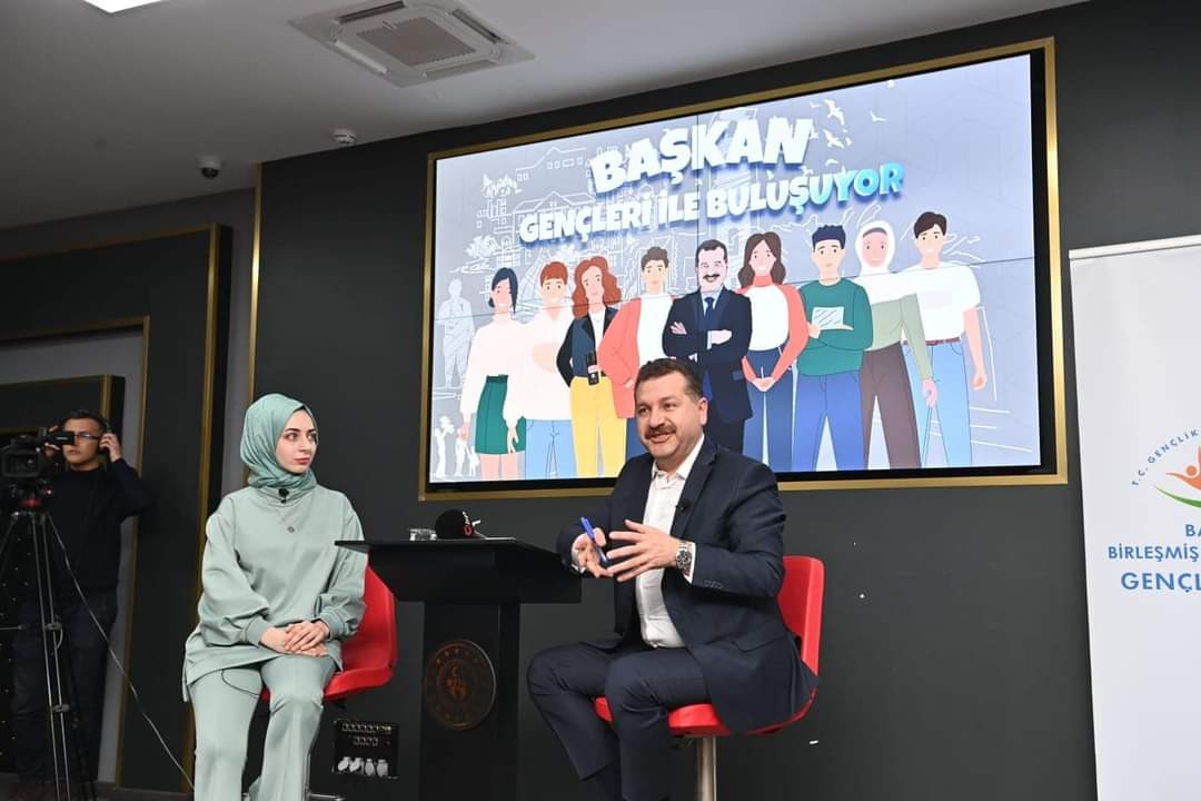 (Özel) Gençler Yücel Hocalarıyla buluştu Balıkesir Büyükşehir Belediye Başkanı Yücel Yılmaz, gençlerle oldukça yüksek enerjili, bol muhabbetli bir buluşma gerçekleştirdi. Balıkesir ...