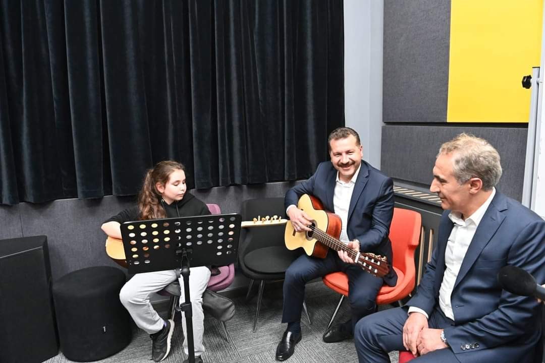 (Özel) Gençler Yücel Hocalarıyla buluştu Balıkesir Büyükşehir Belediye Başkanı Yücel Yılmaz, gençlerle oldukça yüksek enerjili, bol muhabbetli bir buluşma gerçekleştirdi. Balıkesir ...