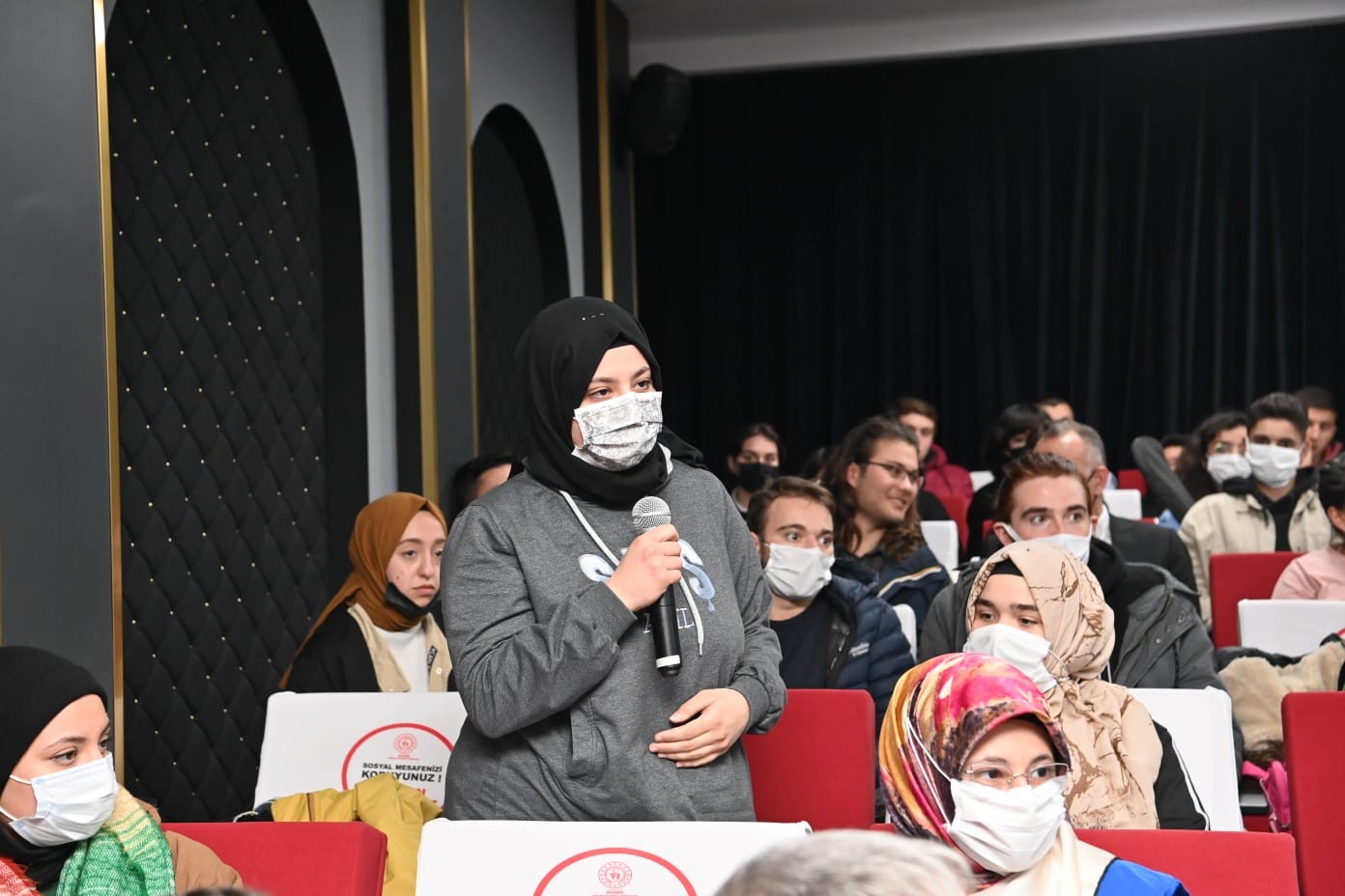 (Özel) Gençler Yücel Hocalarıyla buluştu Balıkesir Büyükşehir Belediye Başkanı Yücel Yılmaz, gençlerle oldukça yüksek enerjili, bol muhabbetli bir buluşma gerçekleştirdi. Balıkesir ...