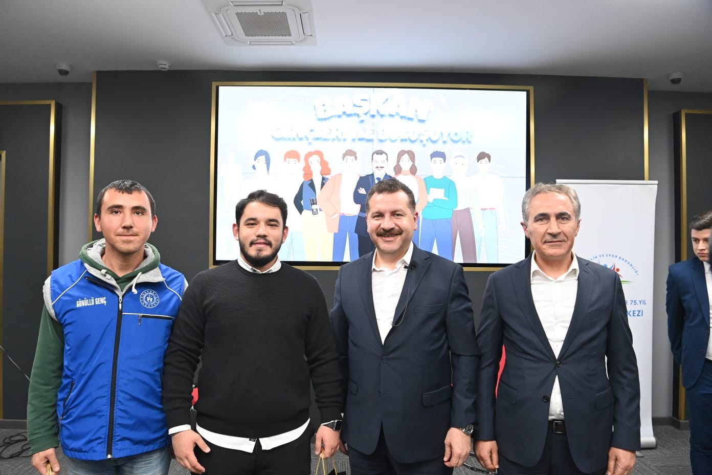 (Özel) Gençler Yücel Hocalarıyla buluştu Balıkesir Büyükşehir Belediye Başkanı Yücel Yılmaz, gençlerle oldukça yüksek enerjili, bol muhabbetli bir buluşma gerçekleştirdi. Balıkesir ...