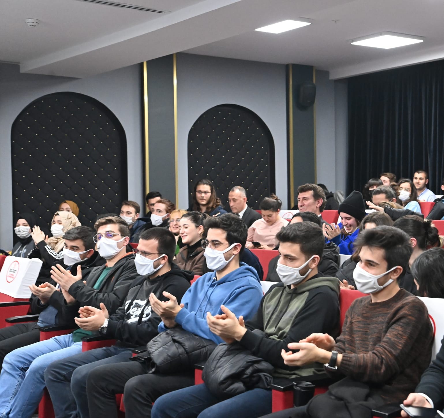 (Özel) Gençler Yücel Hocalarıyla buluştu Balıkesir Büyükşehir Belediye Başkanı Yücel Yılmaz, gençlerle oldukça yüksek enerjili, bol muhabbetli bir buluşma gerçekleştirdi. Balıkesir ...