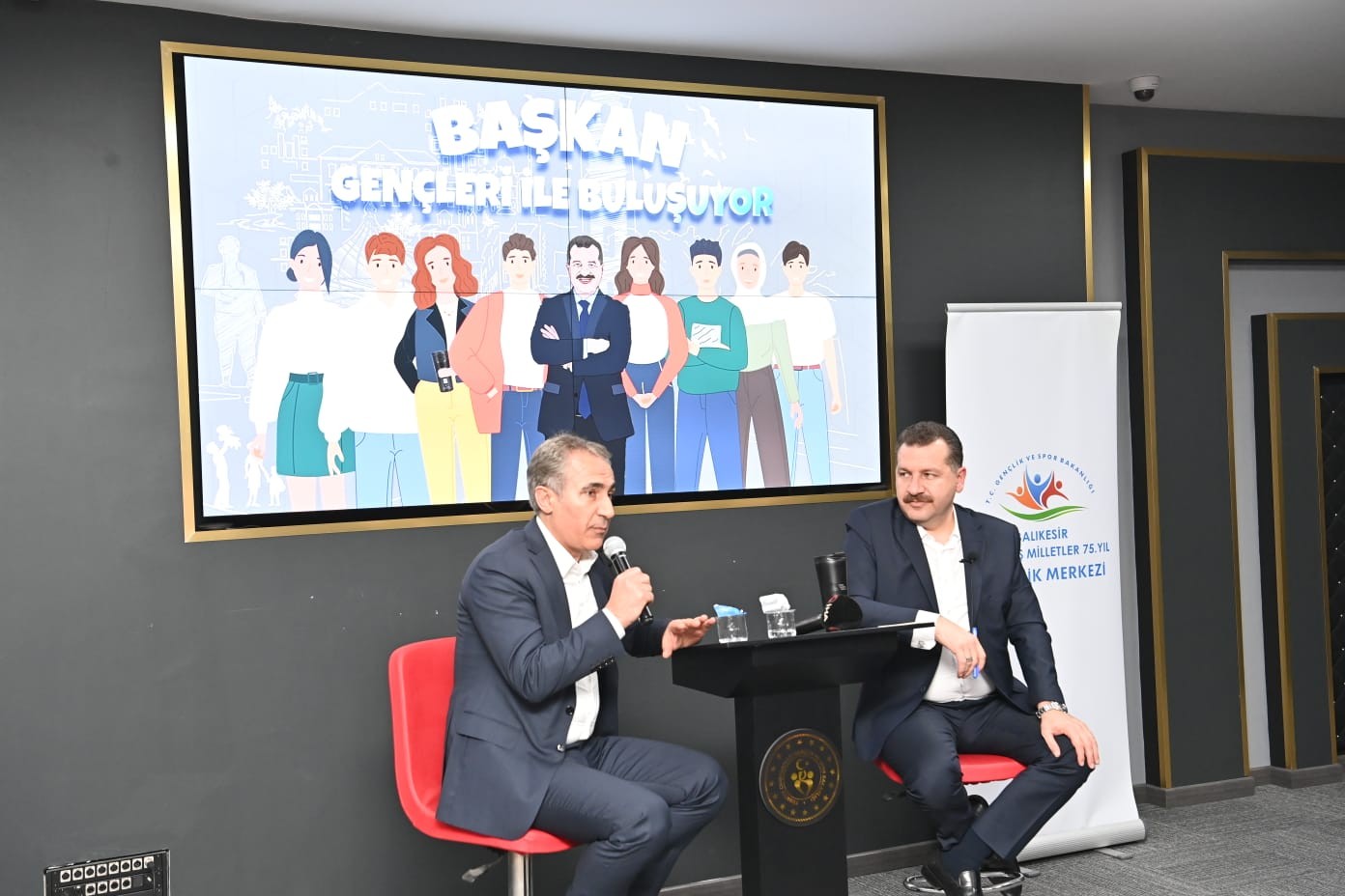 (Özel) Gençler Yücel Hocalarıyla buluştu Balıkesir Büyükşehir Belediye Başkanı Yücel Yılmaz, gençlerle oldukça yüksek enerjili, bol muhabbetli bir buluşma gerçekleştirdi. Balıkesir ...