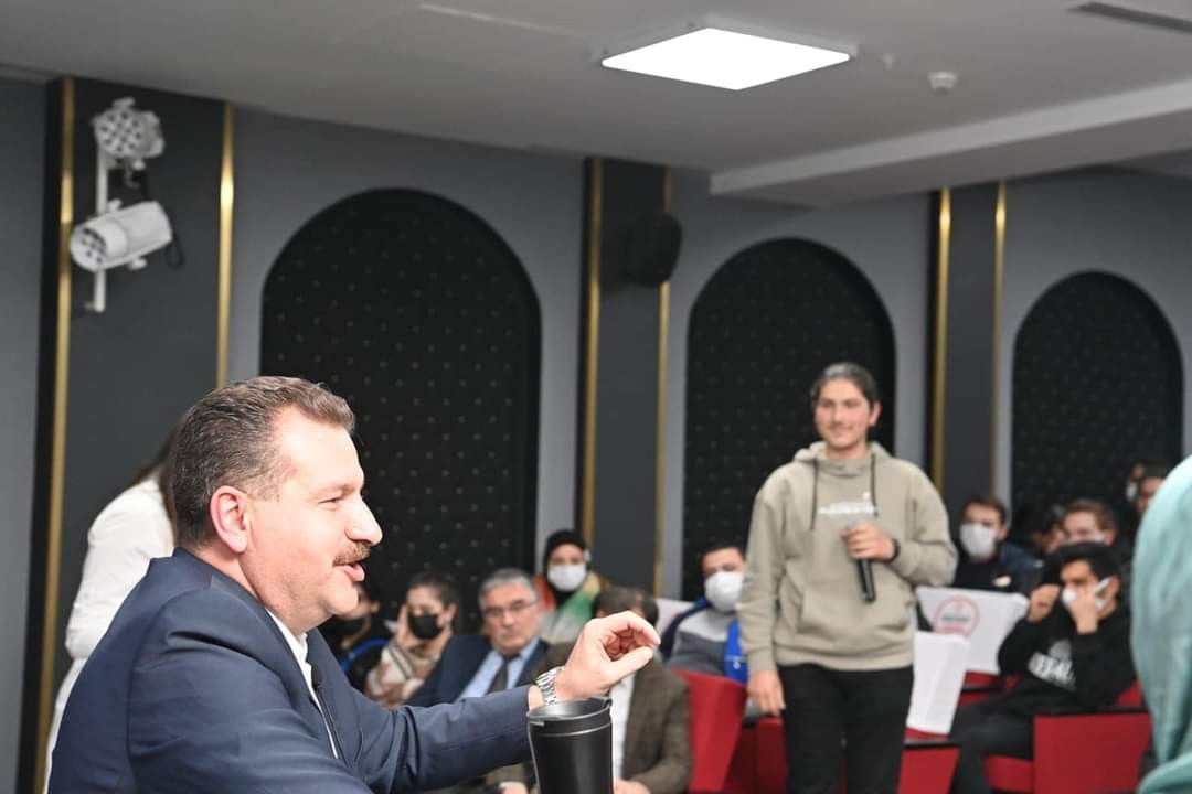 (Özel) Gençler Yücel Hocalarıyla buluştu Balıkesir Büyükşehir Belediye Başkanı Yücel Yılmaz, gençlerle oldukça yüksek enerjili, bol muhabbetli bir buluşma gerçekleştirdi. Balıkesir ...