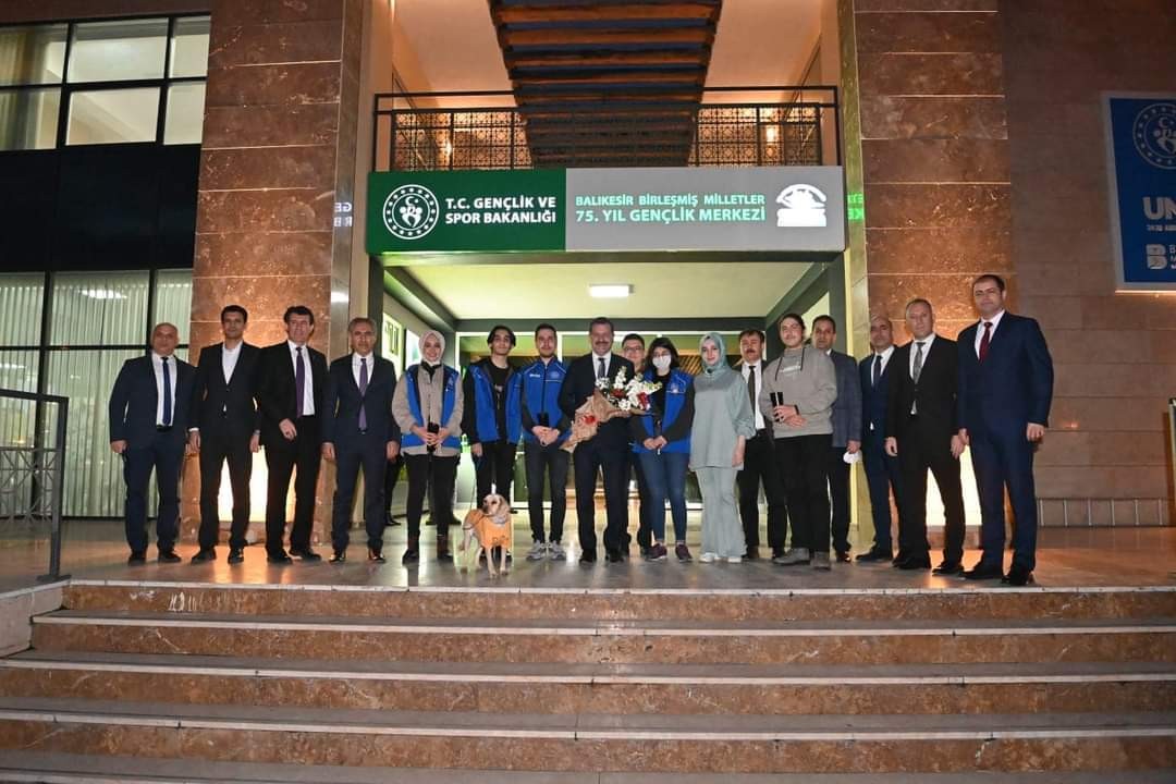 (Özel) Gençler Yücel Hocalarıyla buluştu Balıkesir Büyükşehir Belediye Başkanı Yücel Yılmaz, gençlerle oldukça yüksek enerjili, bol muhabbetli bir buluşma gerçekleştirdi. Balıkesir ...