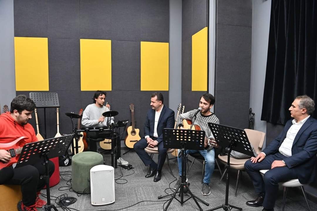 (Özel) Gençler Yücel Hocalarıyla buluştu Balıkesir Büyükşehir Belediye Başkanı Yücel Yılmaz, gençlerle oldukça yüksek enerjili, bol muhabbetli bir buluşma gerçekleştirdi. Balıkesir ...