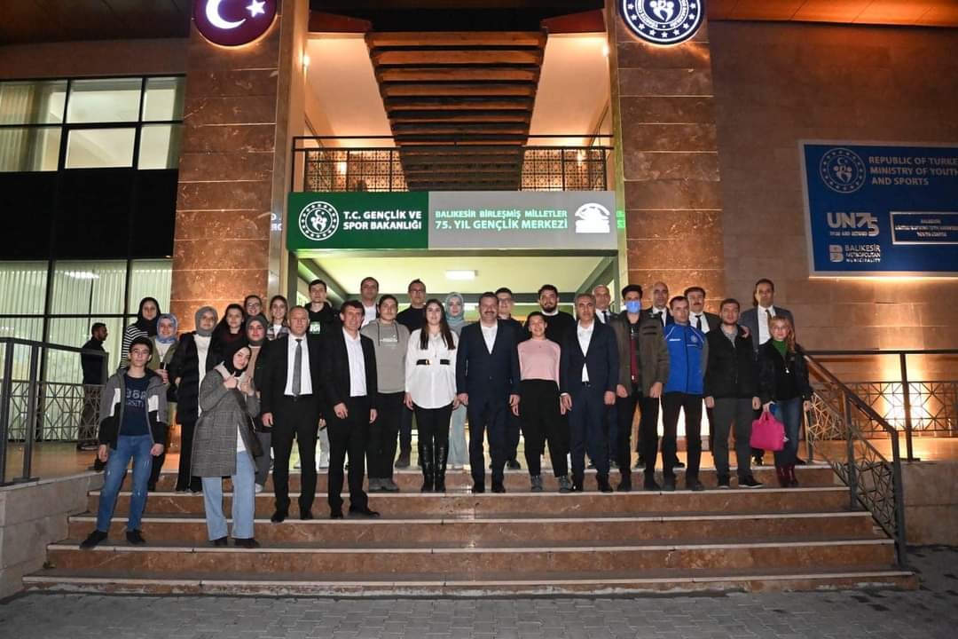 (Özel) Gençler Yücel Hocalarıyla buluştu Balıkesir Büyükşehir Belediye Başkanı Yücel Yılmaz, gençlerle oldukça yüksek enerjili, bol muhabbetli bir buluşma gerçekleştirdi. Balıkesir ...