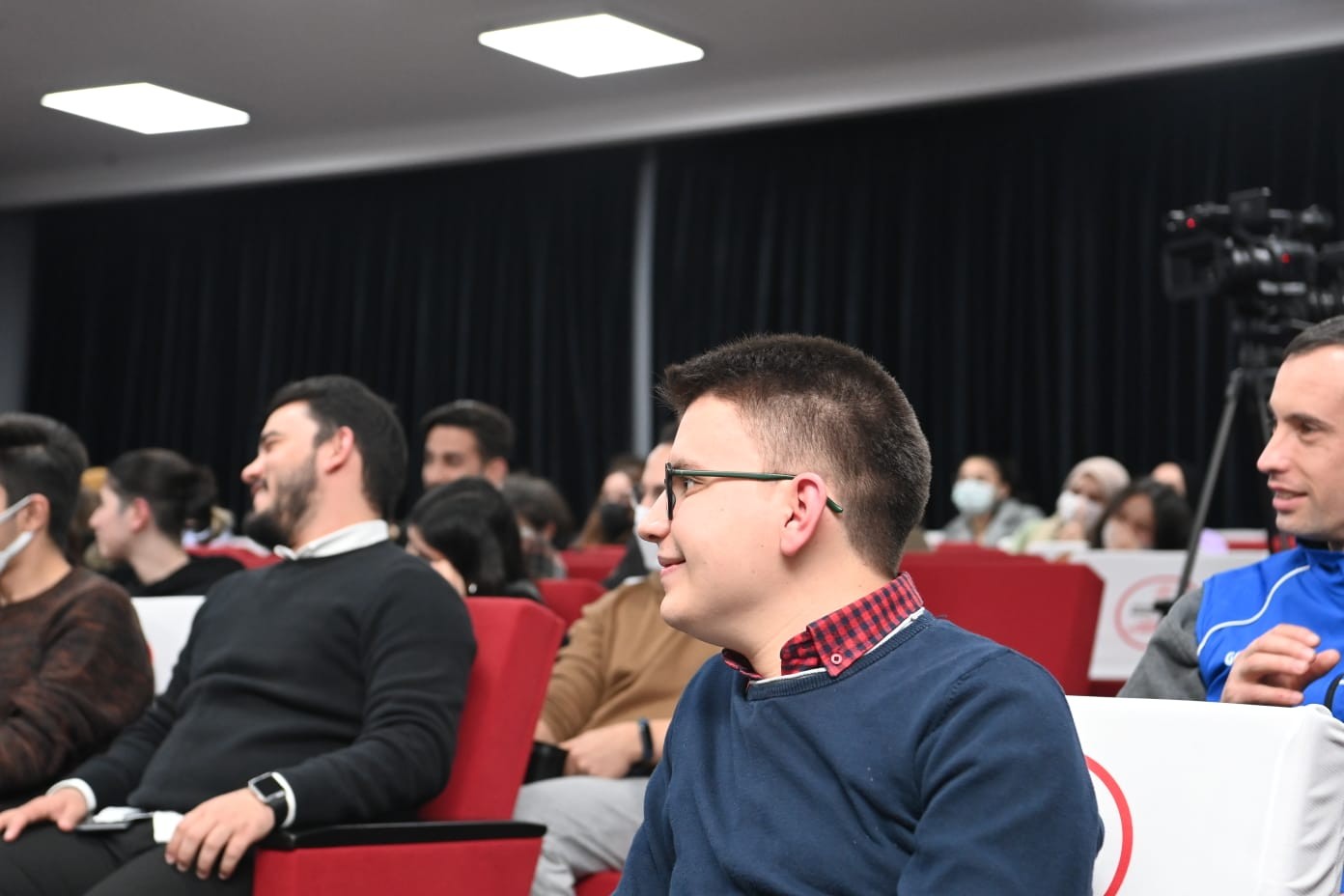 (Özel) Gençler Yücel Hocalarıyla buluştu Balıkesir Büyükşehir Belediye Başkanı Yücel Yılmaz, gençlerle oldukça yüksek enerjili, bol muhabbetli bir buluşma gerçekleştirdi. Balıkesir ...