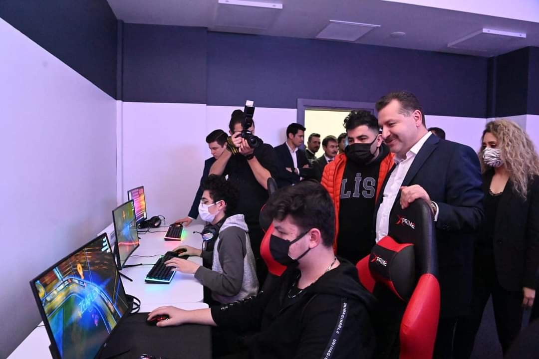 (Özel) Gençler Yücel Hocalarıyla buluştu Balıkesir Büyükşehir Belediye Başkanı Yücel Yılmaz, gençlerle oldukça yüksek enerjili, bol muhabbetli bir buluşma gerçekleştirdi. Balıkesir ...