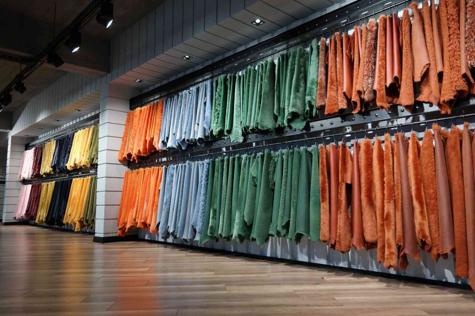 Paris’teki moda fuarında Türk rüzgarı Fransa’nın başkenti Paris’te 8-10 Şubat tarihleri arasında gerçekleştirilen Premiere Vision’a katılan Türk deri firmasının yeni kürklü kuzu ...