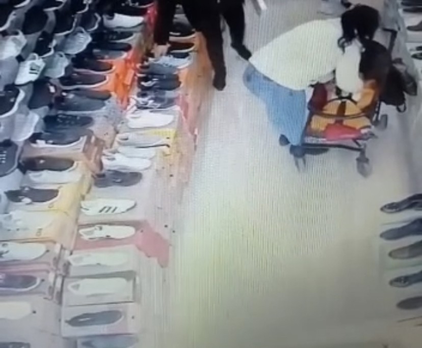 ’Pes’ dedirten hırsızlık Bursa’da bir kadın, ayakkabı mağazasından çaldığı ayakkabıları bebeğinin altına saklayarak götürdü. Bu anlar güvenlik kameraları tarafından ...