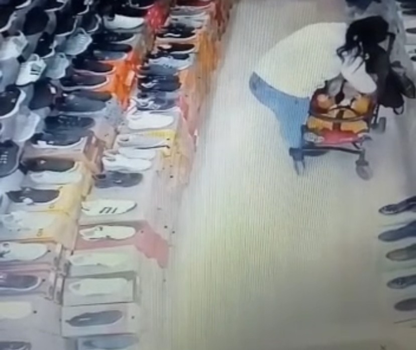 ’Pes’ dedirten hırsızlık Bursa’da bir kadın, ayakkabı mağazasından çaldığı ayakkabıları bebeğinin altına saklayarak götürdü. Bu anlar güvenlik kameraları tarafından ...