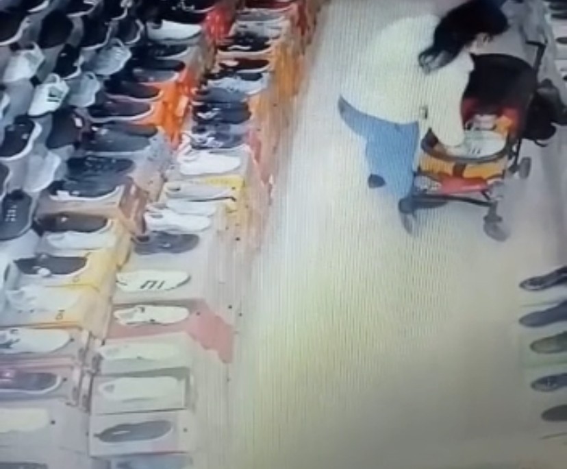 ’Pes’ dedirten hırsızlık Bursa’da bir kadın, ayakkabı mağazasından çaldığı ayakkabıları bebeğinin altına saklayarak götürdü. Bu anlar güvenlik kameraları tarafından ...