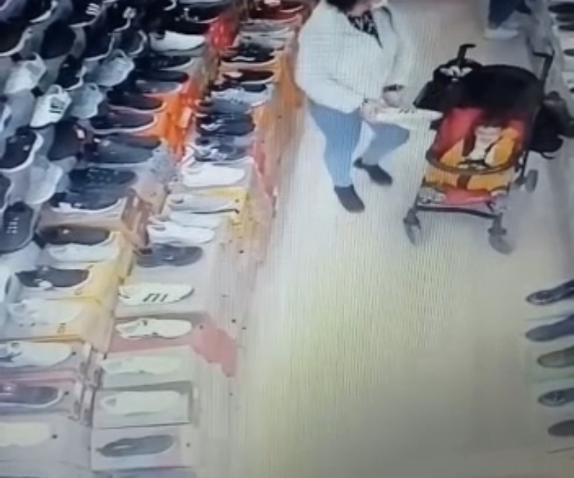’Pes’ dedirten hırsızlık Bursa’da bir kadın, ayakkabı mağazasından çaldığı ayakkabıları bebeğinin altına saklayarak götürdü. Bu anlar güvenlik kameraları tarafından ...