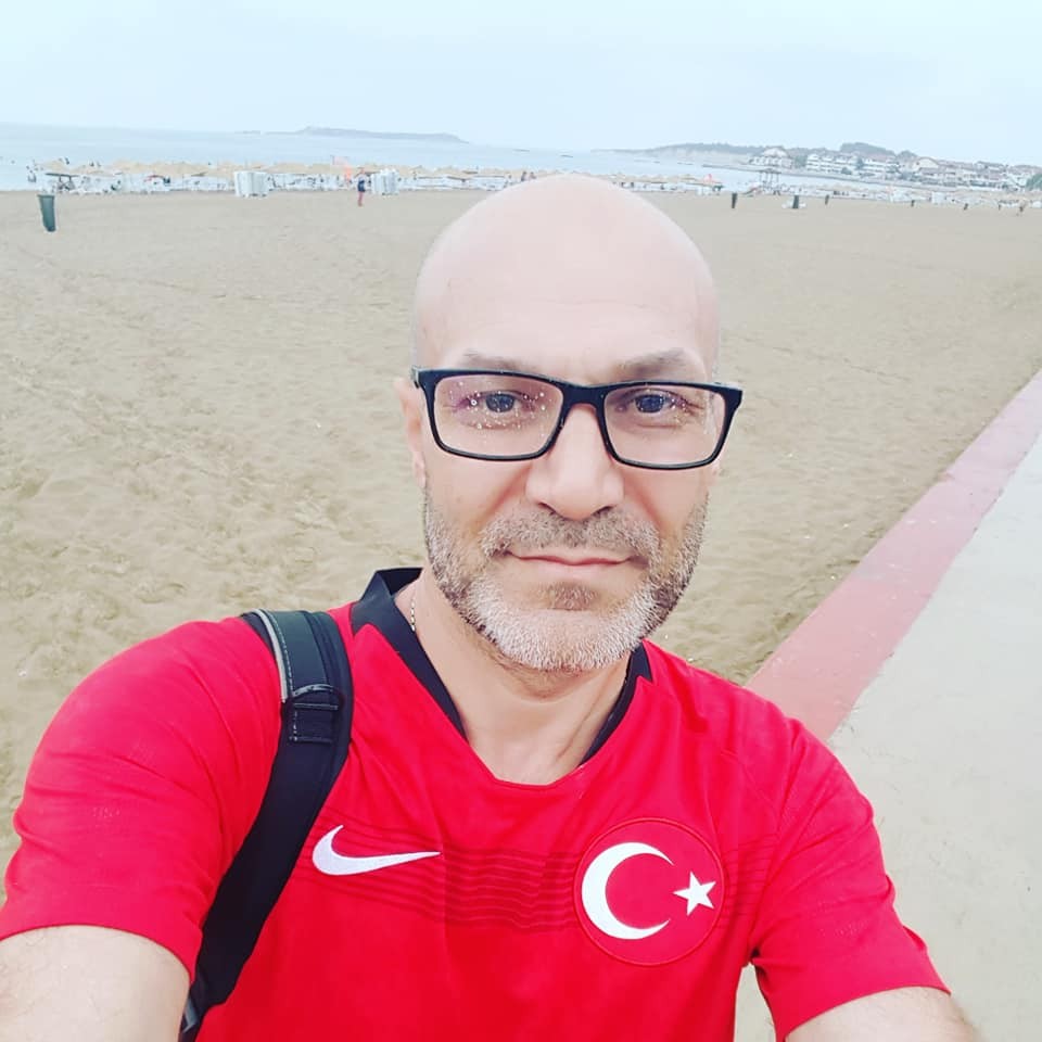 Polis memurunu şehit eden ehliyetsiz sürücü: "Ben kimseyi bilerek öldürmedim. Çarpmamak için şerit değiştirdim" Yalova’da, sokağa çıkma yasağında uygulama noktasında kendisini durdurmak isteyen polis memuru Mustafa Emanetoğlu’na otomobille çarparak şehit ...