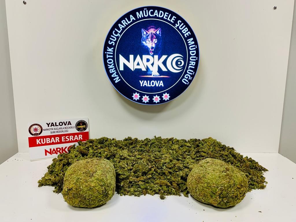 Polisten kaçarken 5 kilo uyuşturucuyu yola attı Osman Gazi Köprüsü Yalova gişelerinde polisin dur ihtarına uymayan otomobil sürücüsü kovalamaca sonucu yakalanırken kaçarken yola attığı 5 kilo ...