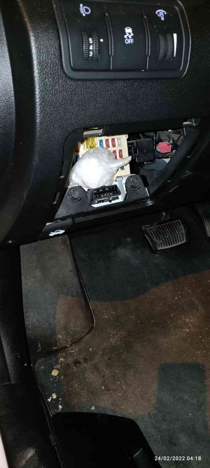 Polisten kaçarken 5 kilo uyuşturucuyu yola attı Osman Gazi Köprüsü Yalova gişelerinde polisin dur ihtarına uymayan otomobil sürücüsü kovalamaca sonucu yakalanırken kaçarken yola attığı 5 kilo ...