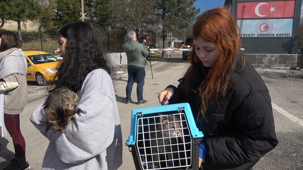 Rus saldırılarından kaçan Türk öğrenciler Kırklareli’nde Rusya’nın Ukrayna’ya saldırıları sonrasında ülkede mahsur kalan Türk öğrenciler Kırklareli Dereköy Sınır Kapısı’ndan giriş yaptı. Rusya’nın ...