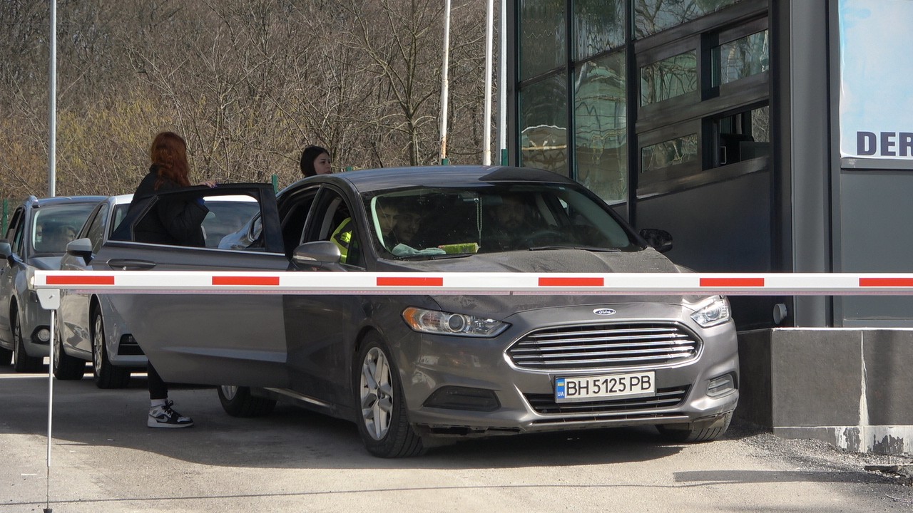 Rus saldırılarından kaçan Türk öğrenciler Kırklareli’nde Rusya’nın Ukrayna’ya saldırıları sonrasında ülkede mahsur kalan Türk öğrenciler Kırklareli Dereköy Sınır Kapısı’ndan giriş yaptı. Rusya’nın ...