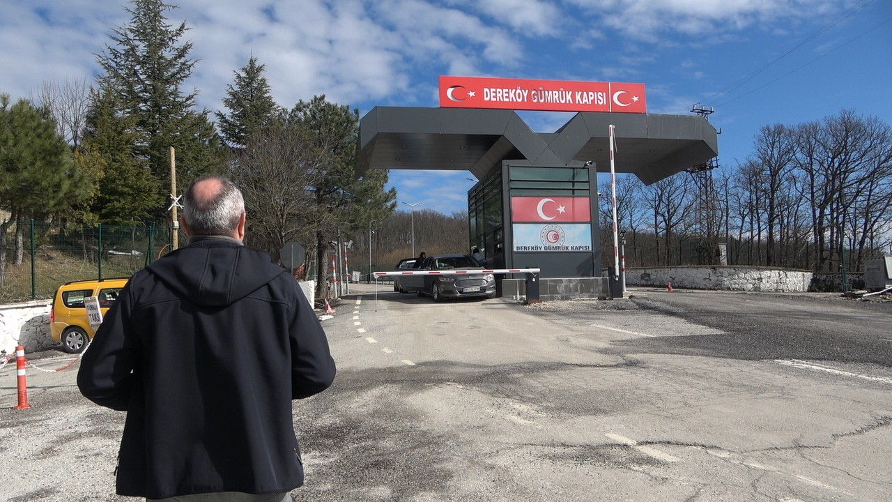 Rus saldırılarından kaçan Türk öğrenciler Kırklareli’nde Rusya’nın Ukrayna’ya saldırıları sonrasında ülkede mahsur kalan Türk öğrenciler Kırklareli Dereköy Sınır Kapısı’ndan giriş yaptı. Rusya’nın ...