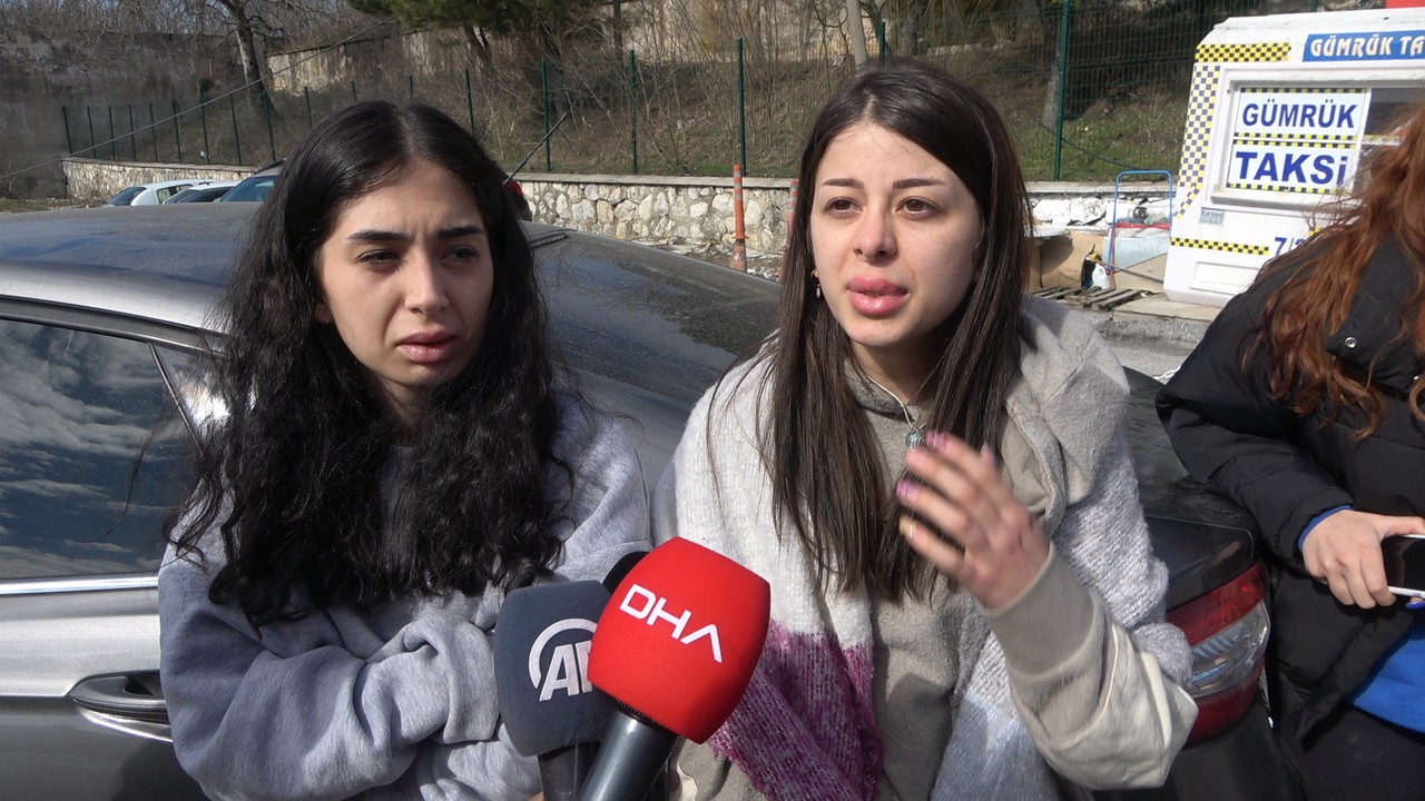 Rus saldırılarından kaçan Türk öğrenciler Kırklareli’nde Rusya’nın Ukrayna’ya saldırıları sonrasında ülkede mahsur kalan Türk öğrenciler Kırklareli Dereköy Sınır Kapısı’ndan giriş yaptı. Rusya’nın ...