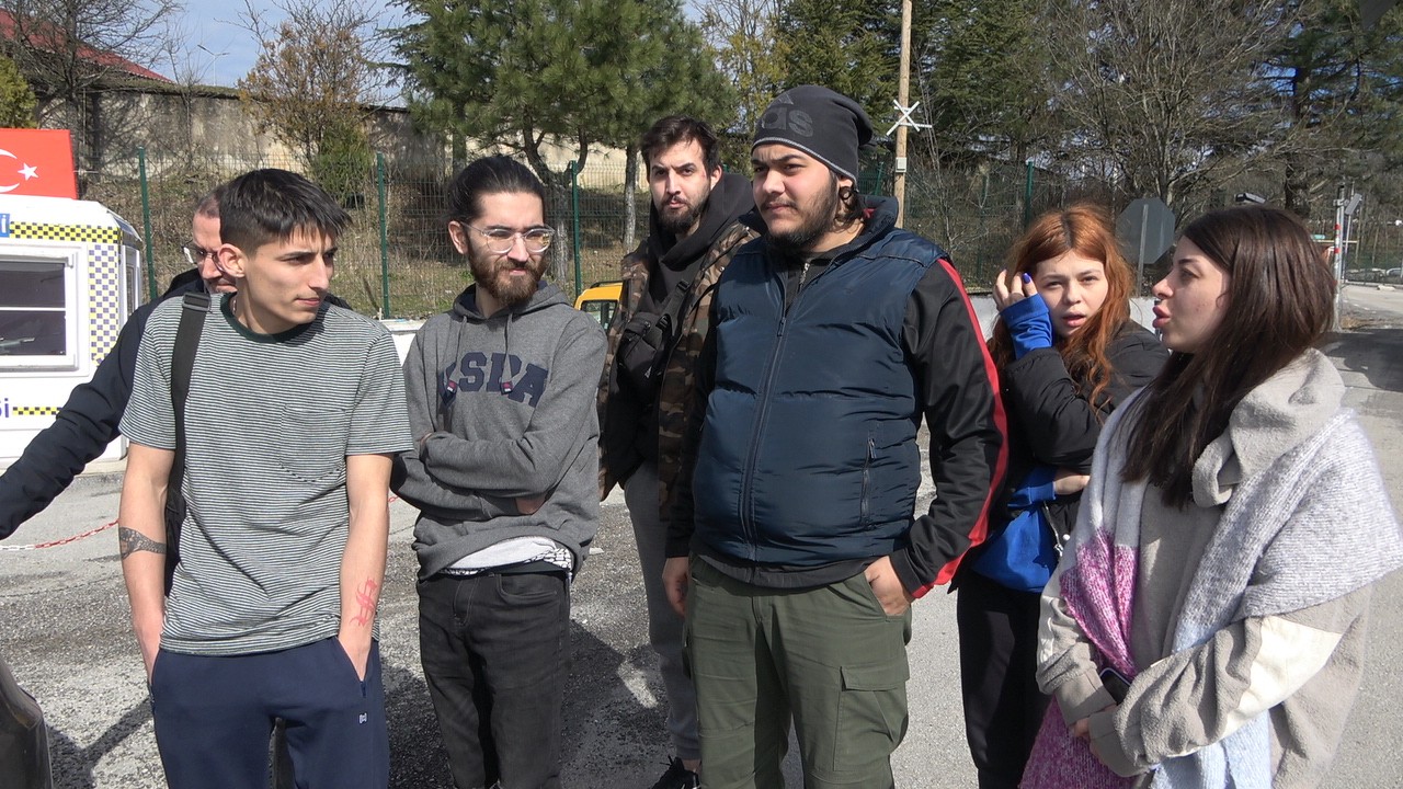 Rus saldırılarından kaçan Türk öğrenciler Kırklareli’nde Rusya’nın Ukrayna’ya saldırıları sonrasında ülkede mahsur kalan Türk öğrenciler Kırklareli Dereköy Sınır Kapısı’ndan giriş yaptı. Rusya’nın ...