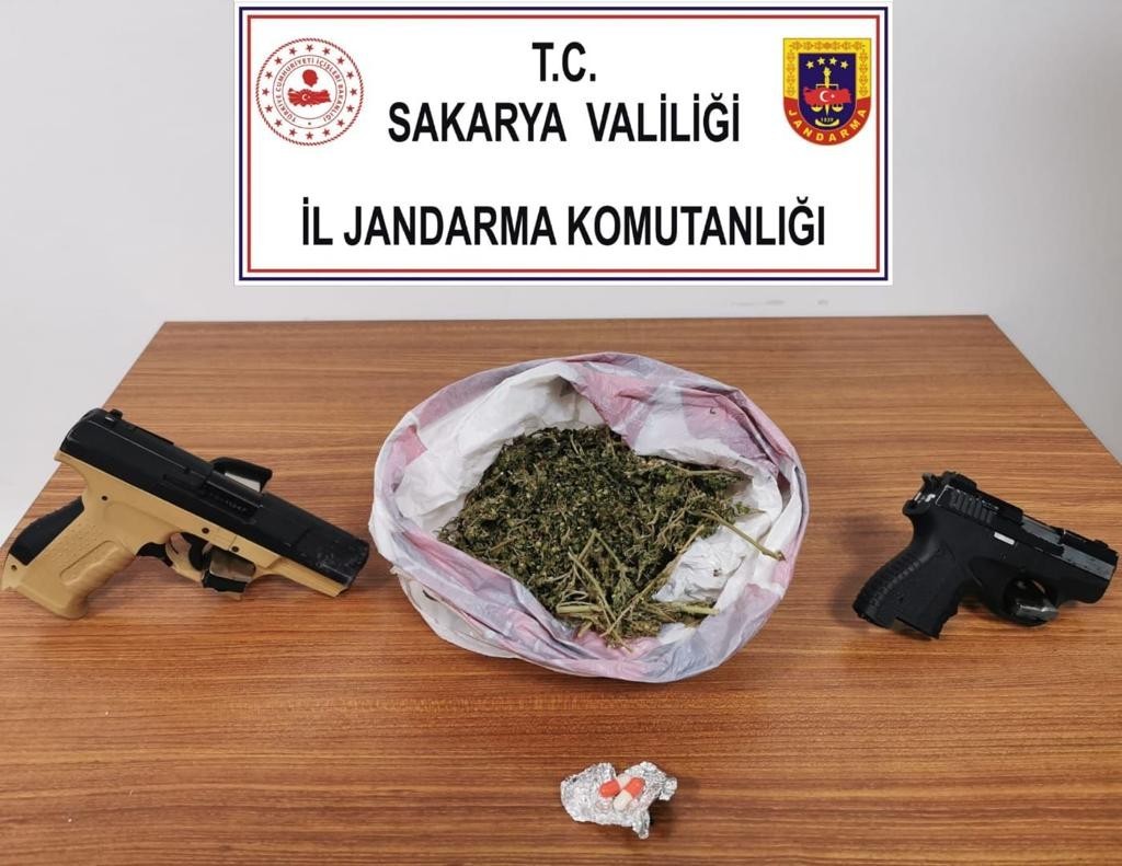 sakaryada-3-kilo-uyusturucu-ele-gecirildi-2-gozalti-6FmJ2qs2.jpg