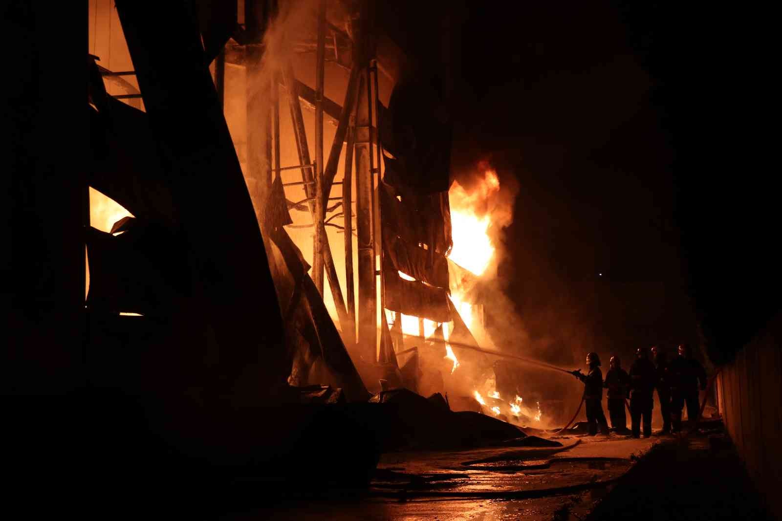 Sakarya’nın Söğütlü ilçesinde bulunan Organize Sanayi Bölgesi içerisindeki ambalaj fabrikası alev alev yanıyor. Bölgeye çok sayıda sevk edilen ...