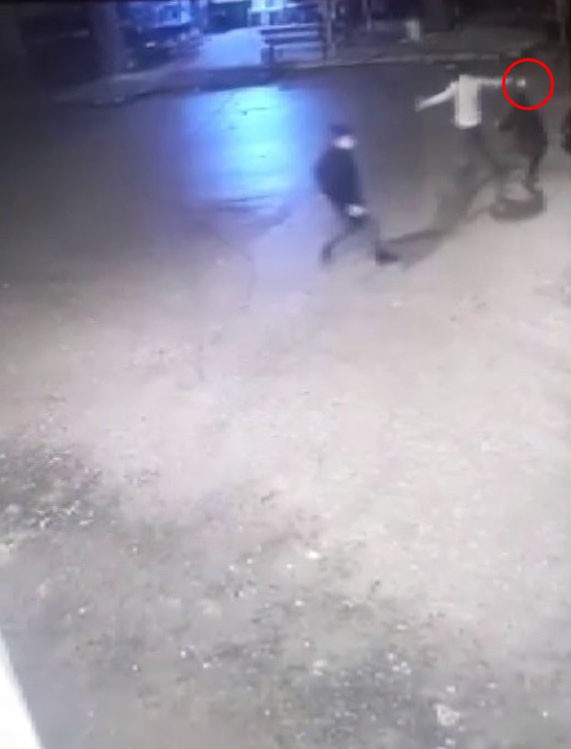 Sakarya’da bir kişinin öldüğü silahlı kavga anı kamerada Sakarya’nın Karapürçek ilçesinde çıkan ve bir kişinin hayatını kaybetmesiyle neticelenen silahlı kavga anının güvenlik kamera kayıtları ortaya ...