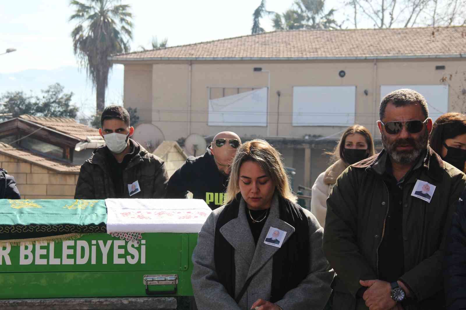 Saldırıya uğrayan gazeteci Güngör Arslan son yolculuğuna uğurlandı Kocaeli’de dün ofisinde uğradığı silahlı saldırı neticesinde hayatını kaybeden gazeteci Güngör Arslan, son yolculuğuna uğurlandı. Dün İzmit ...