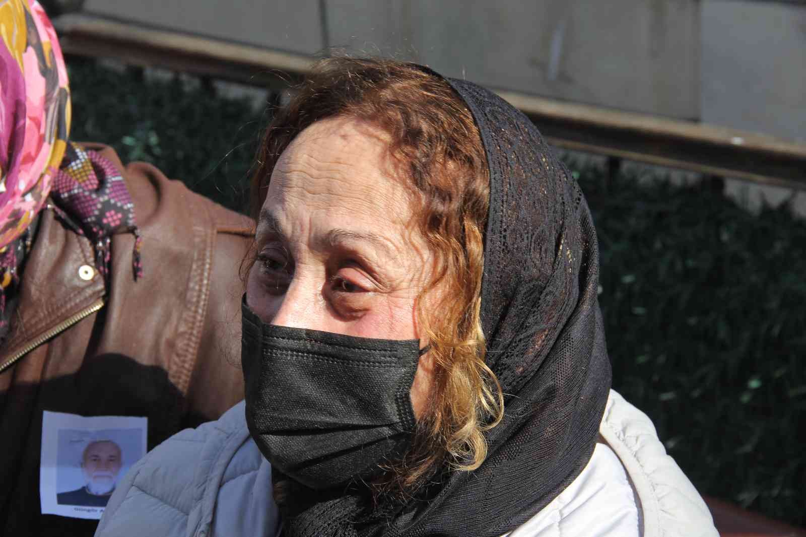 Saldırıya uğrayan gazeteci Güngör Arslan son yolculuğuna uğurlandı Kocaeli’de dün ofisinde uğradığı silahlı saldırı neticesinde hayatını kaybeden gazeteci Güngör Arslan, son yolculuğuna uğurlandı. Dün İzmit ...