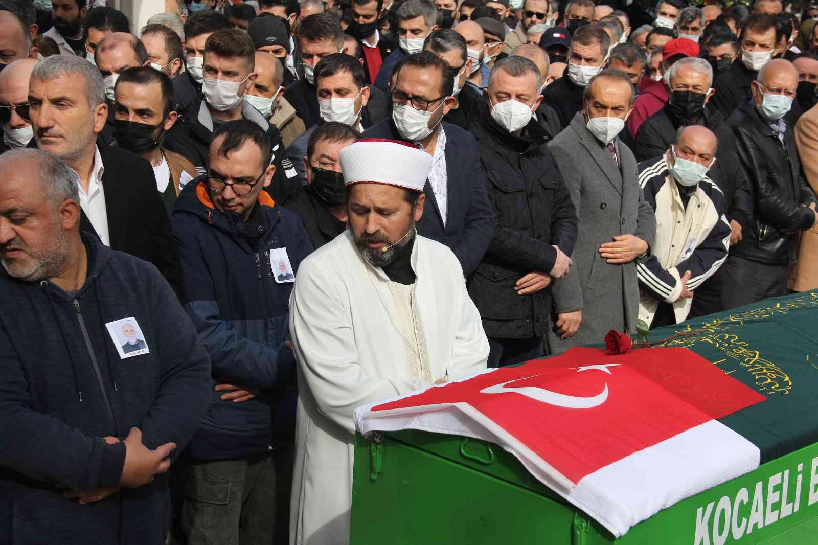 Saldırıya uğrayan gazeteci Güngör Arslan son yolculuğuna uğurlandı Kocaeli’de dün ofisinde uğradığı silahlı saldırı neticesinde hayatını kaybeden gazeteci Güngör Arslan, son yolculuğuna uğurlandı. Dün İzmit ...