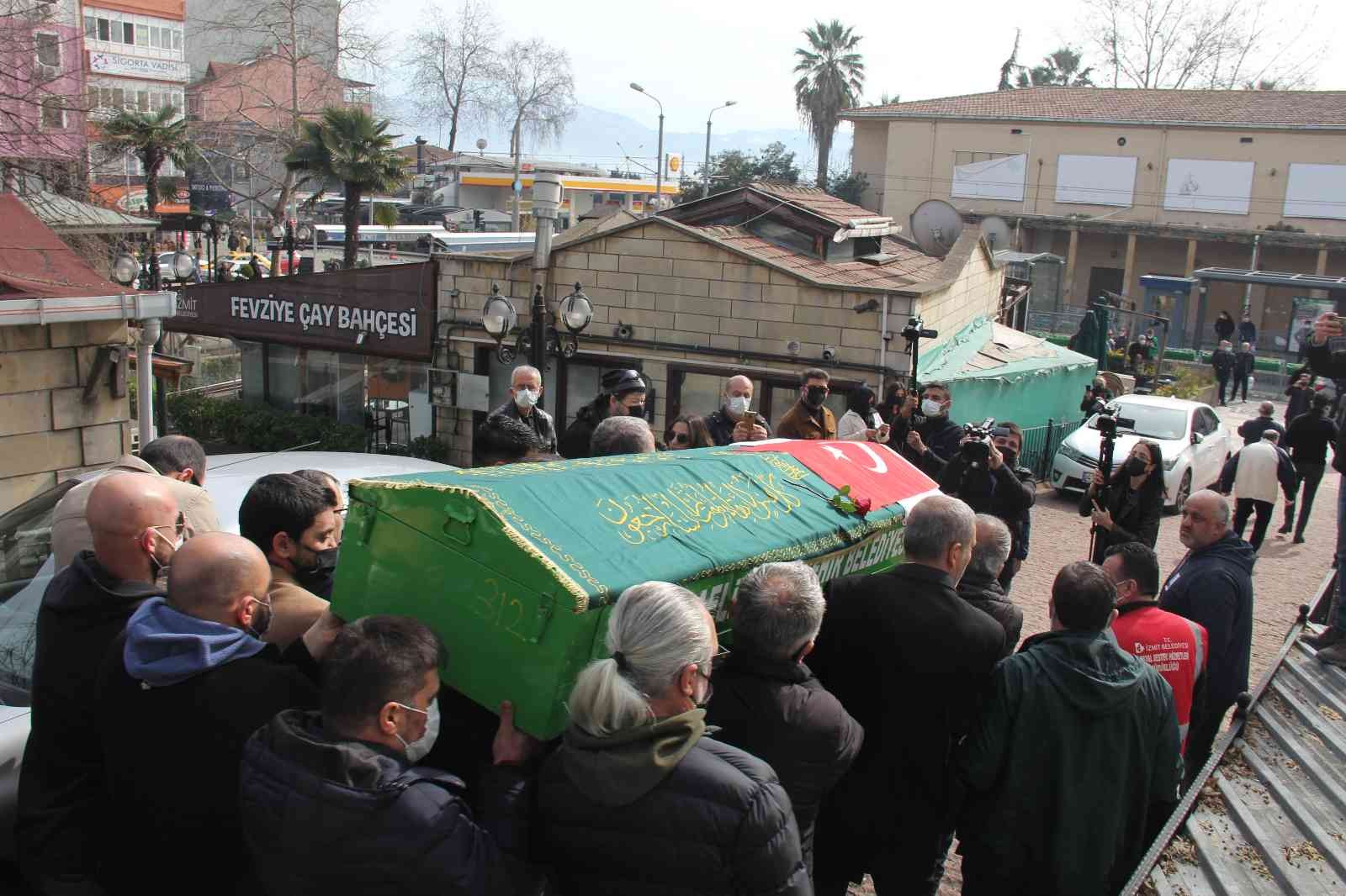 Saldırıya uğrayan gazeteci Güngör Arslan son yolculuğuna uğurlandı Kocaeli’de dün ofisinde uğradığı silahlı saldırı neticesinde hayatını kaybeden gazeteci Güngör Arslan, son yolculuğuna uğurlandı. Dün İzmit ...