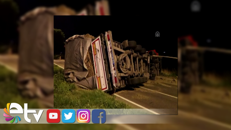 SAMAN YÜKLÜ TIR DEVRİLDİ