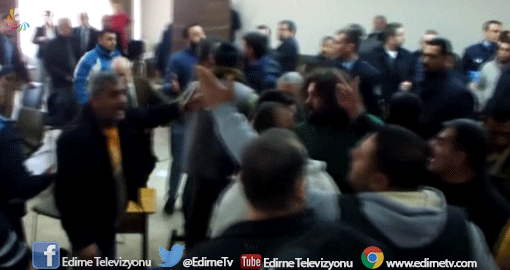 SANDALYELER HAVADA UÇUŞTU