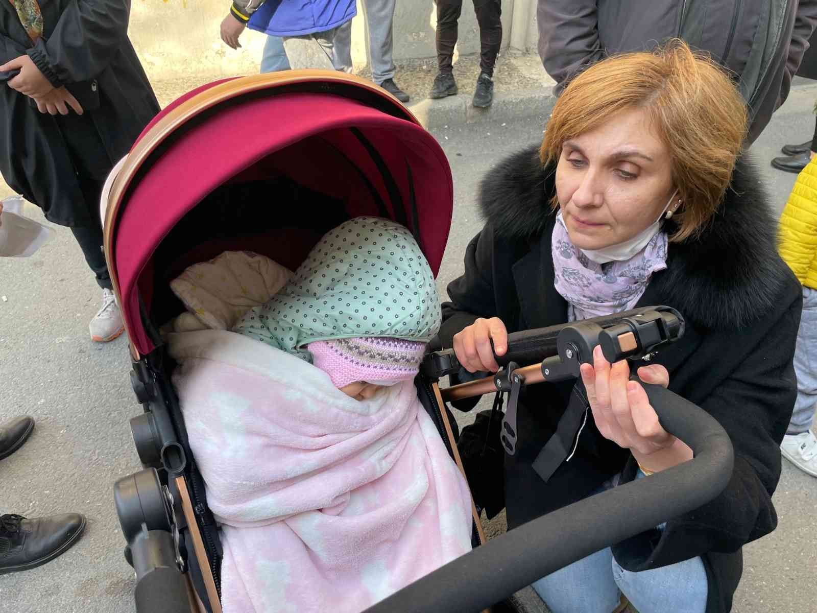 Sarıyer’de Huzur Mahallesi’nin "gürültü" çilesi Sarıyer Huzur Mahallesi sakinleri yaklaşık 1 yıl önce stüdyoya çevrilen daireden gece gündüz demeden gelen gürültüye isyan etti. Stüdyoya ...