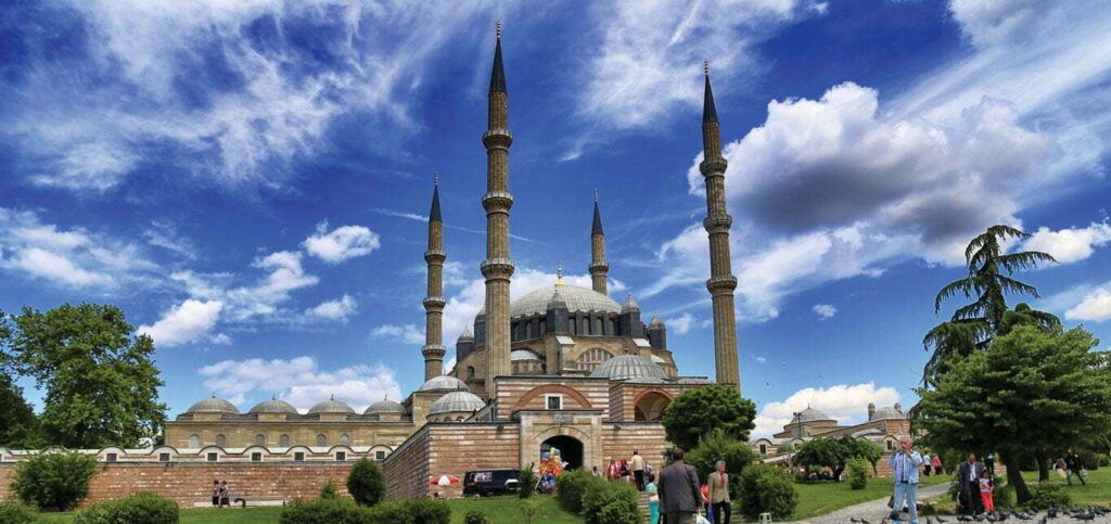 Dört adet yükselen ince minareleri, muhteşem dekore edilmiş iç mekanı, el yazması kitapların bulunduğu kütüphanesi, titiz işçilik, parlak İznik çinileri ve mermer avlu ile birleşmiş eğitim kurumları, dış avlu ve kapalı çarşı ile birlikte tek büyük kubbesine doğru yükselen heybetli bir camidir. Selimiye Camii ve Külliyesi, hâkim konumdaki mimari kompozisyonu, Osmanlı İmparatorluğunun en seçkin mimarı Sinan’ın büyük eserinin doruk noktasını temsil eder. Bu özelliklerinden dolayı 29 Haziran 2011 yılında UNESCO DÜNYA MİRASI listesine seçilmiştir.